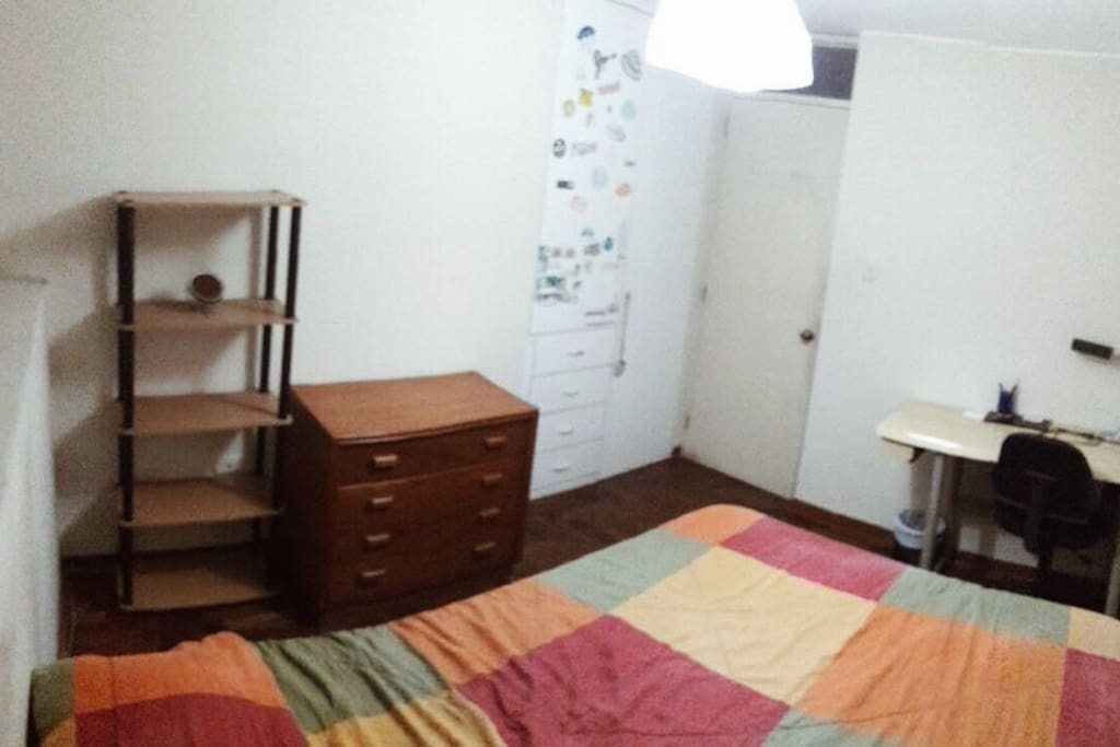 La habitación; cama de 2 plazas, escritorio, cajones y closet.