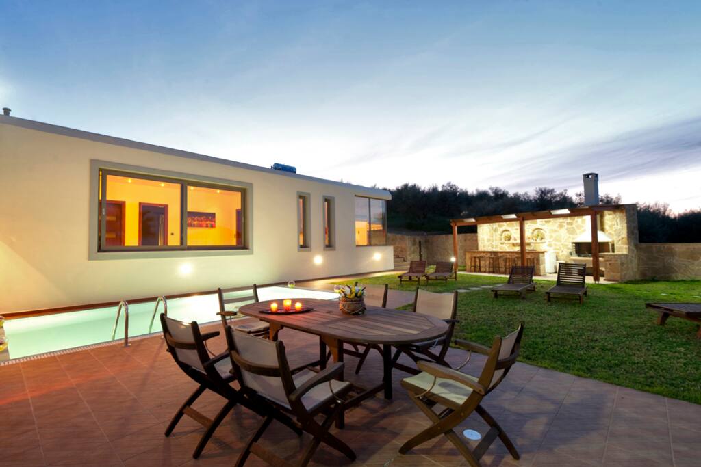 Rotal VIP Villa Exterior - Private Pool - Outdoor Dining Area