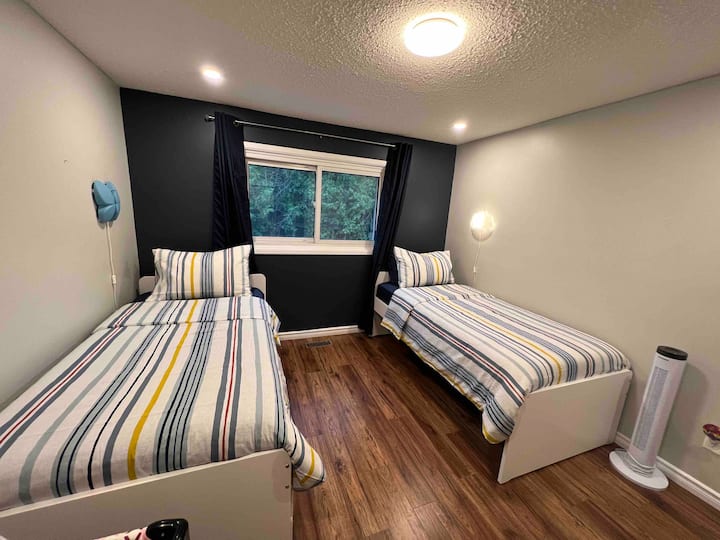 Dhoma e gjumit 3 me 2 krevate dopio dhe një trung. 