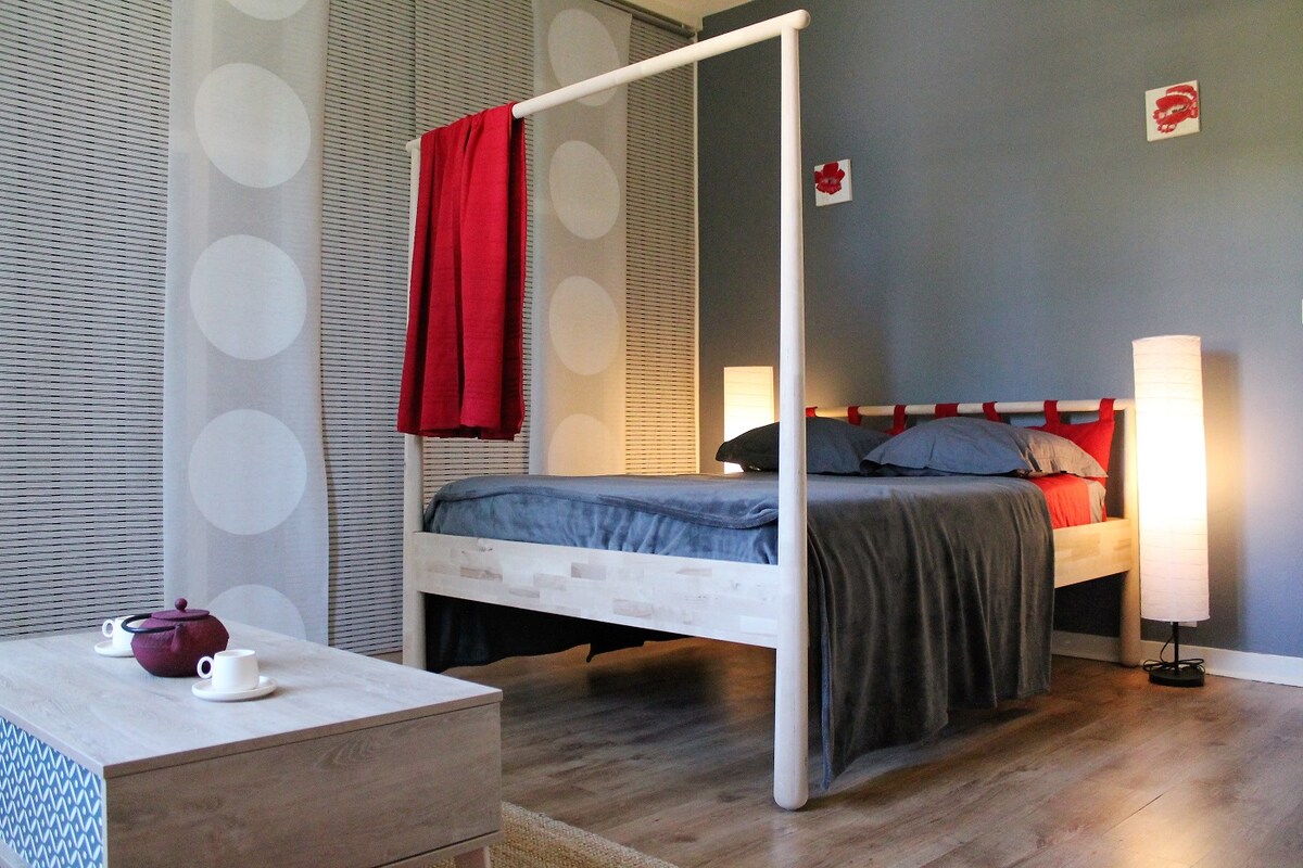 La habitación con ambiente asiático...