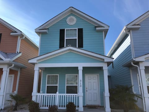 Charming 2-BR Cottage,1 Block To Beach