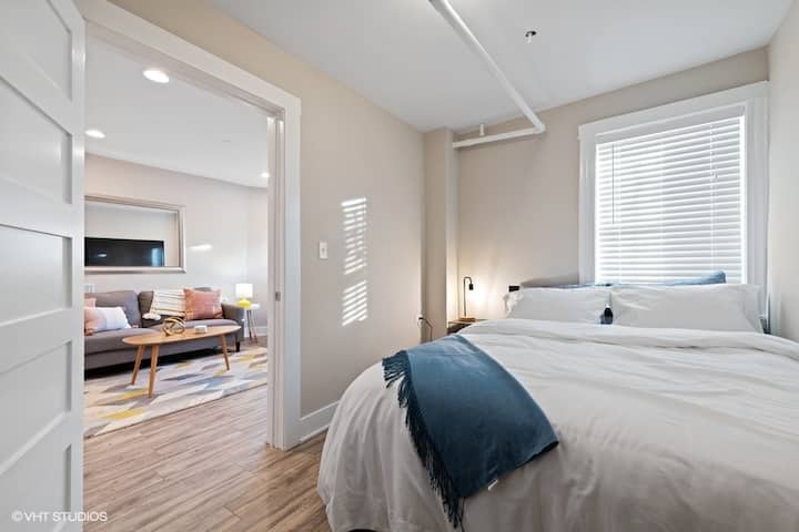 Dormitorio de nivel inferior con cama tamaño Queen.