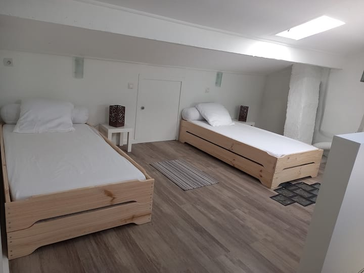 Dortoir situé à l'étage avec des lits empilables en bois. Un espace lecture/détente complète l'étage. De vastes placards optimisent le rangement des vêtements. 
Des jeux de société et livres pour enfants sont mis à disposition.