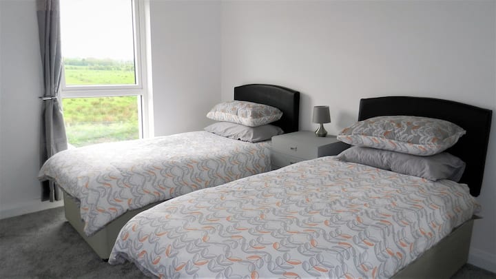 带2张1米宽单人床的第二间卧室