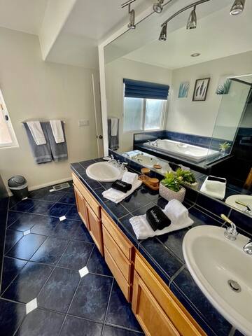 Beautiful La Jolla Village Home, Sleeps 9 gallery image 3