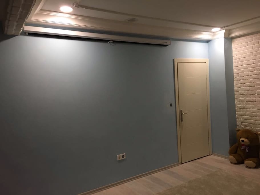 200x240 projeksiyonumuz ve mükemmel bir ses sistemimiz var
