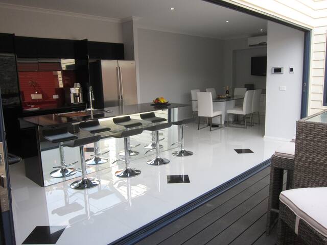 Modern perfect get-away in Fremantle