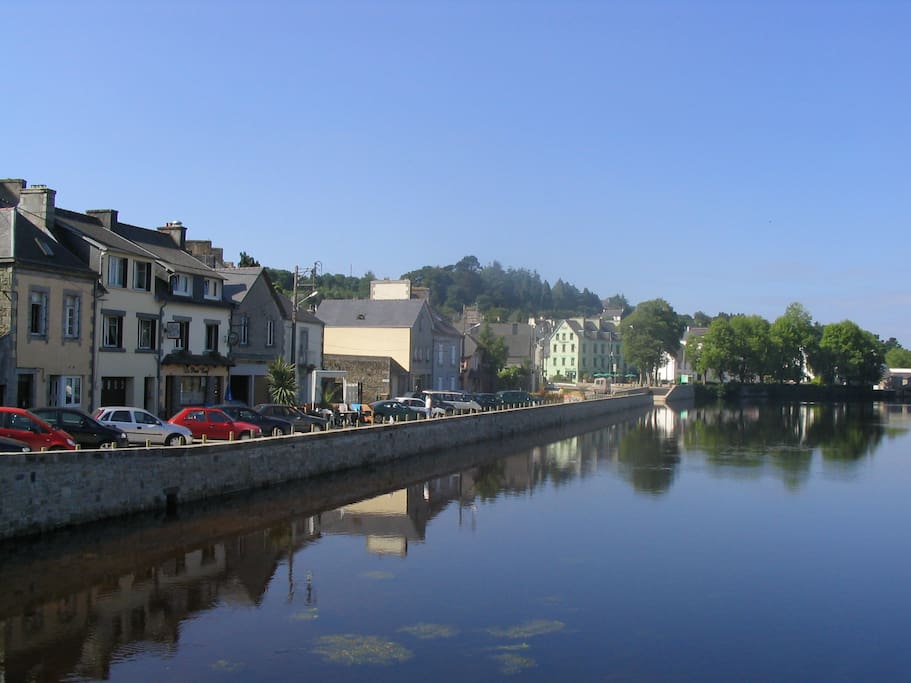 Lakeside bars and restaurants in Huelgoat are within 5 minutes walk of the Villa.