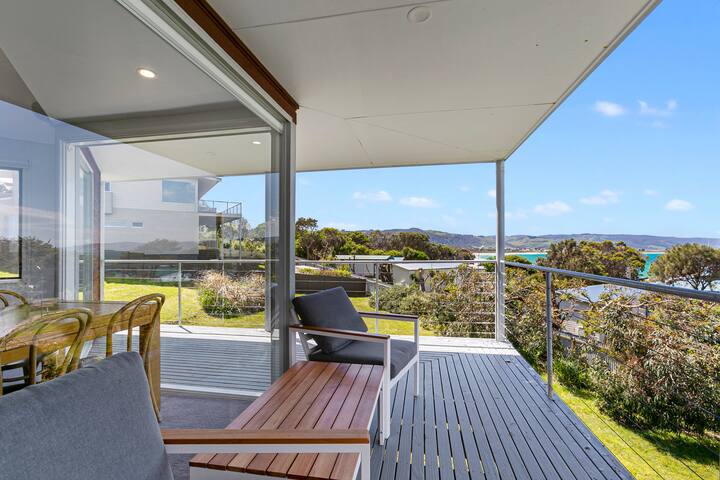 Apollo Bay Shorehouse – Ocean Views 50m from Beach