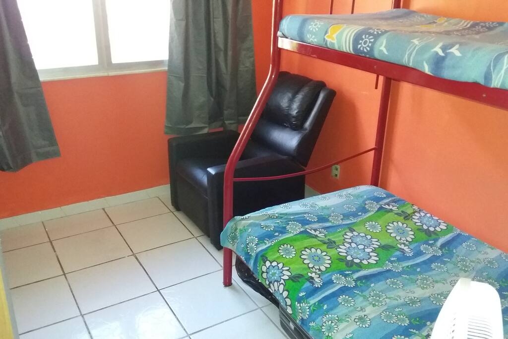 Cama beliche, onde a cama de baixo é uma cama de viúvo