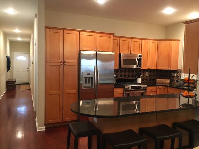 Lovely 3/2.5 duplex in Wicker Park area gallery image 5