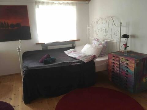 Creative room with plenty of space near train and A8