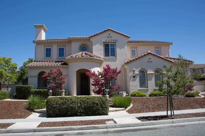 6 bedrooms Canyon Hill in San Jose