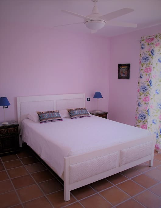 La cama es 1,80 cm., amplia y muy confortable.