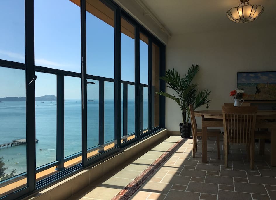 客厅,可看到壮观的海景