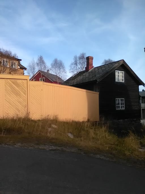 Eldhuset mitt, dvs to rom oppe hvor soverommet er vinterisolert men resten av huset er laftet tømmer ut og innside. Mitt fantastiske grøntarealer mellom husene er beskrevet gjennom profilen min under morgenkaffen på soltrappa og under skumringstime.