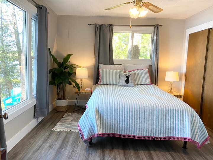 Chumba cha kulala 1 

Master Bedroom na mtazamo wa ziwa 

Malkia 