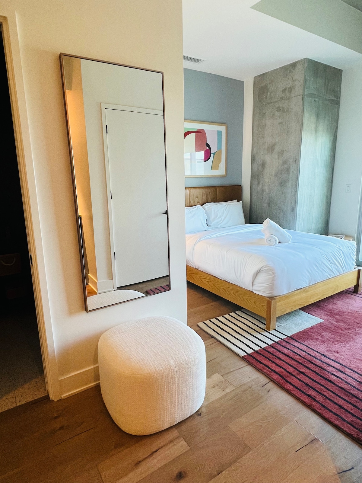 Lovely Condo-Rooftop pool, steps from Rainey St