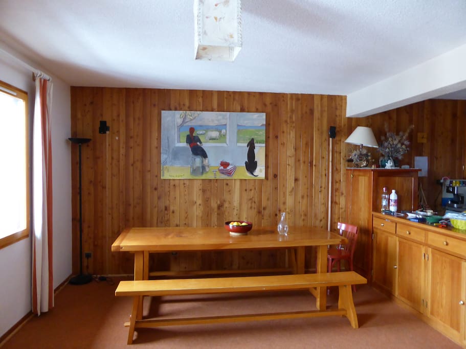 Grande table dans le salon / salle à manger