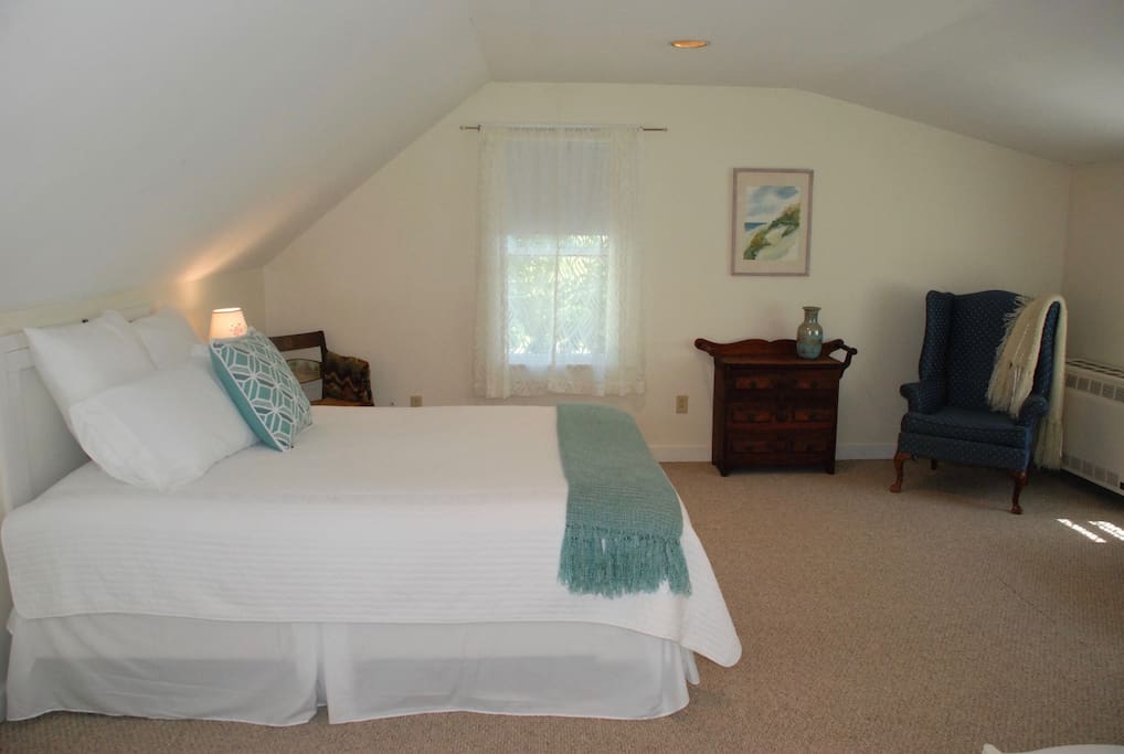 Entering the room; bath to right, closet to the left.