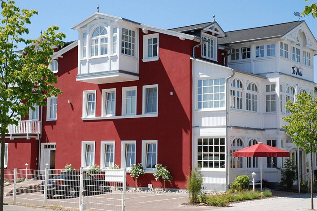 Die Außenansicht der Villa To Hus im Ostseebad Sellin auf Rügen.