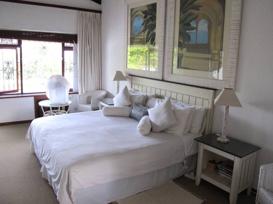 Large main bedroom en suite.