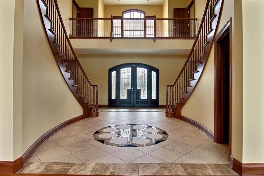 Main guest entrance , foyer Part of the 4BDRM, Living.Family room,Kitchen,Dinning room,only for guest