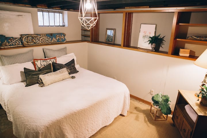 Dormitorio con cómoda cama tamaño king