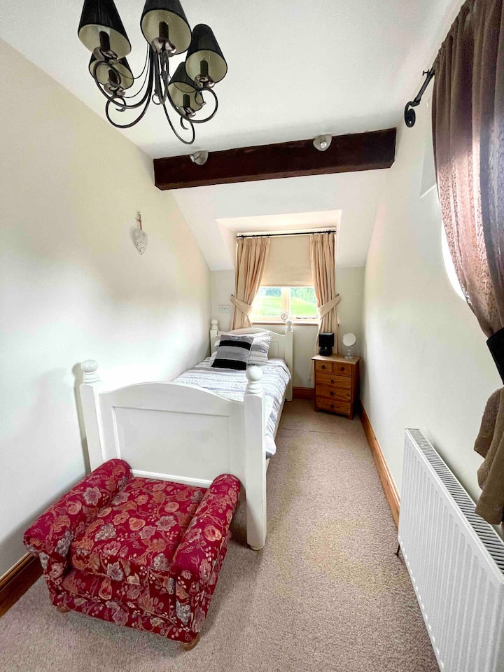 Dormitorio 3. Habitación doble con camas de madera pintada.