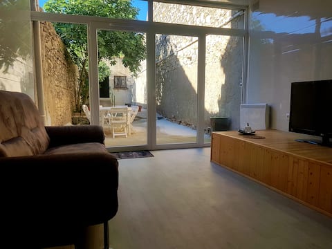 Village house, air conditioning, garden 15 minutes from the sea