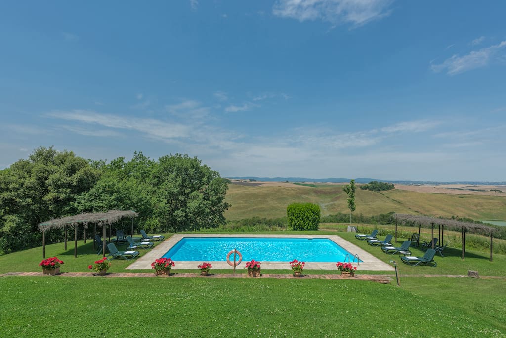 THE POOL HAS A FANTASTIC VIEW ON CRETE SENESI HILLS WITH SIENA IN THE BACK