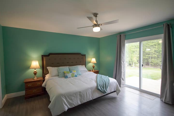 غرفة النوم الرئيسية - سرير كبير