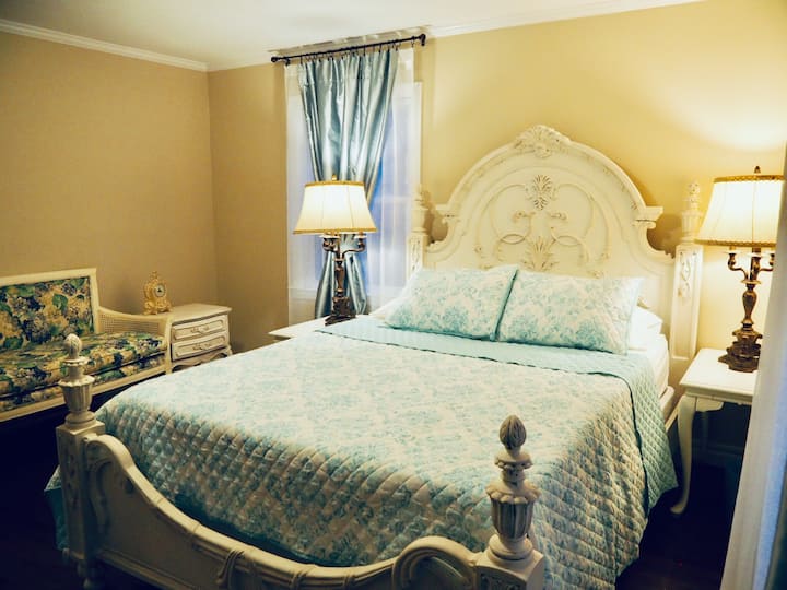  Queen bedroom 1st Floor.