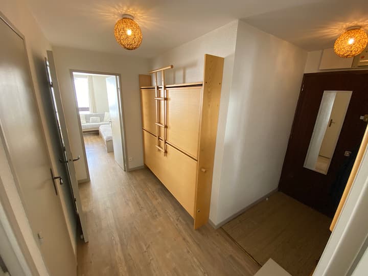 Вход със сгъваеми двуетажни легла 