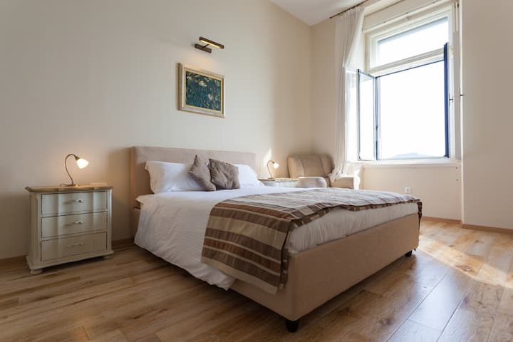 Hlavná spálňa s manželskou posteľou King a výhľadom na more