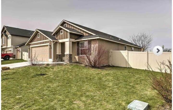 Discounted 4 BR 2 B home, sleeps 13, SW Boise/Kuna