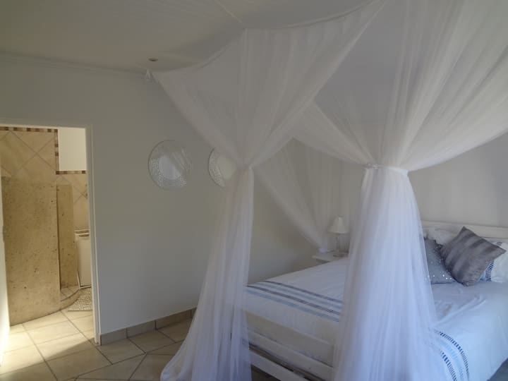 Chumba kikuu cha kulala cha 1 na bafu la chumbani la Villa Shebali