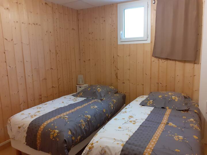 Ოთახი  ადაპტირებულია თქვენს მოთხოვნაზე ერთადგილიანი ან ტყუპი საწოლები. 