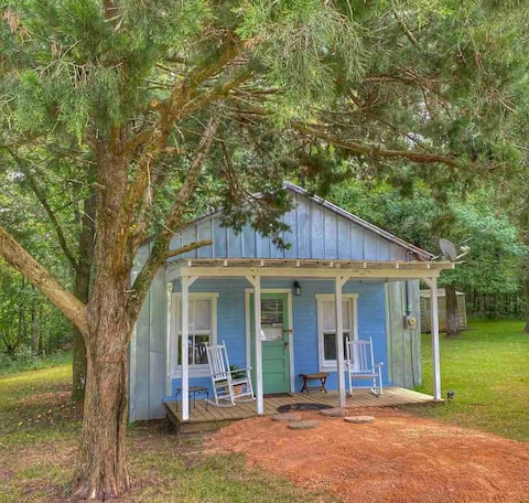 Lil’ Bleu-A quaint cabin in woods across from lake