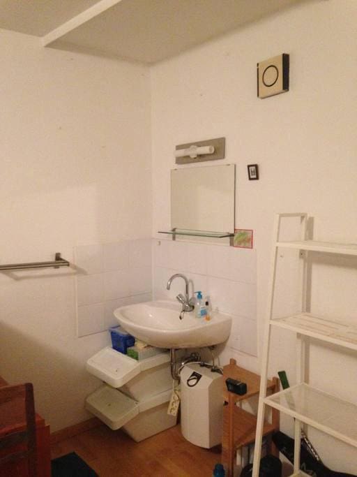 Waschbecken im Zimmer