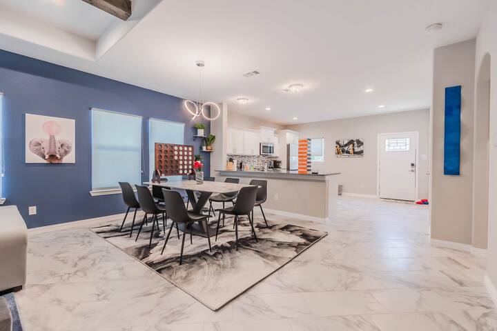 Modern Room Near Downtown, Zoo, Uptown & More gallery image 5