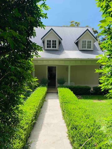 Lovely 4 bedroom home with enormous backyard!