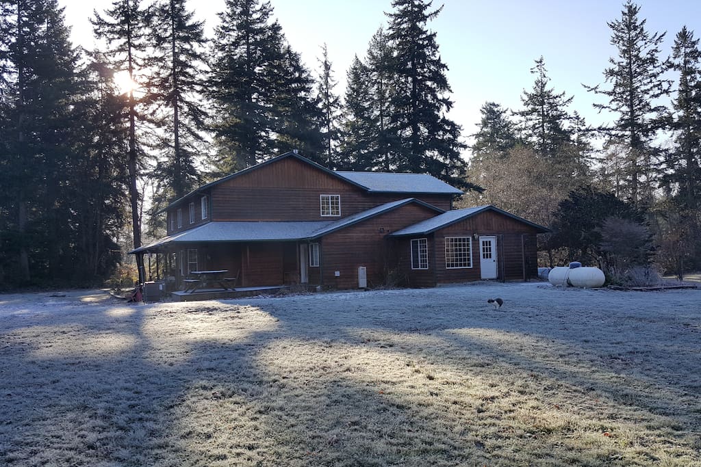 Picturesque setting with nature awaiting you as soon as you walk outside.