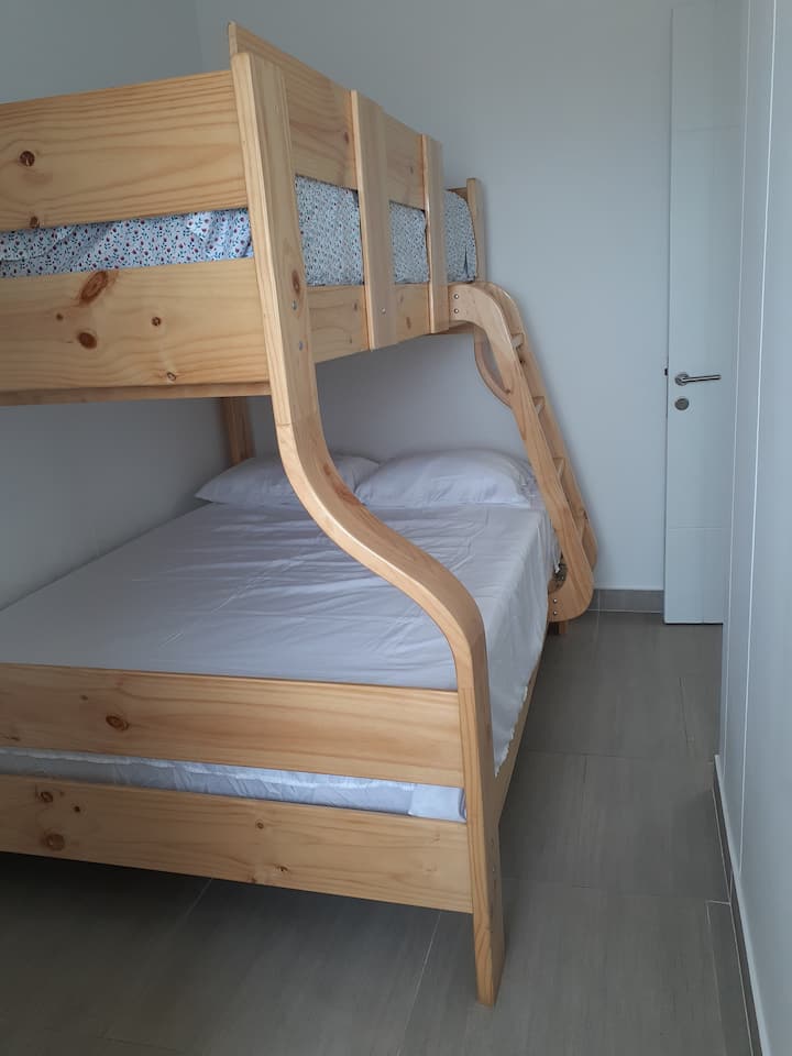 Primera habitación secundadaria con litera mixta de 2 plazas y 1.5 plaza