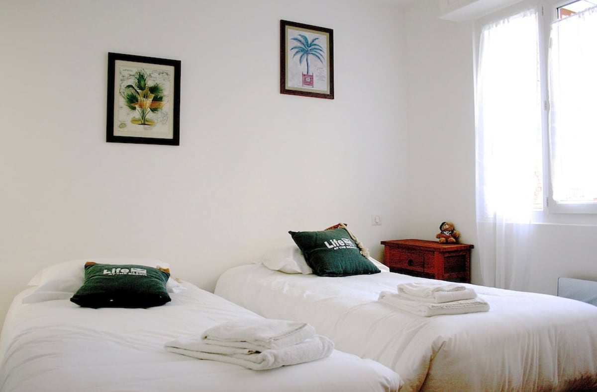 ห้องสำหรับเด็กพร้อมเตียงขนาด 90 * 2 หลัง