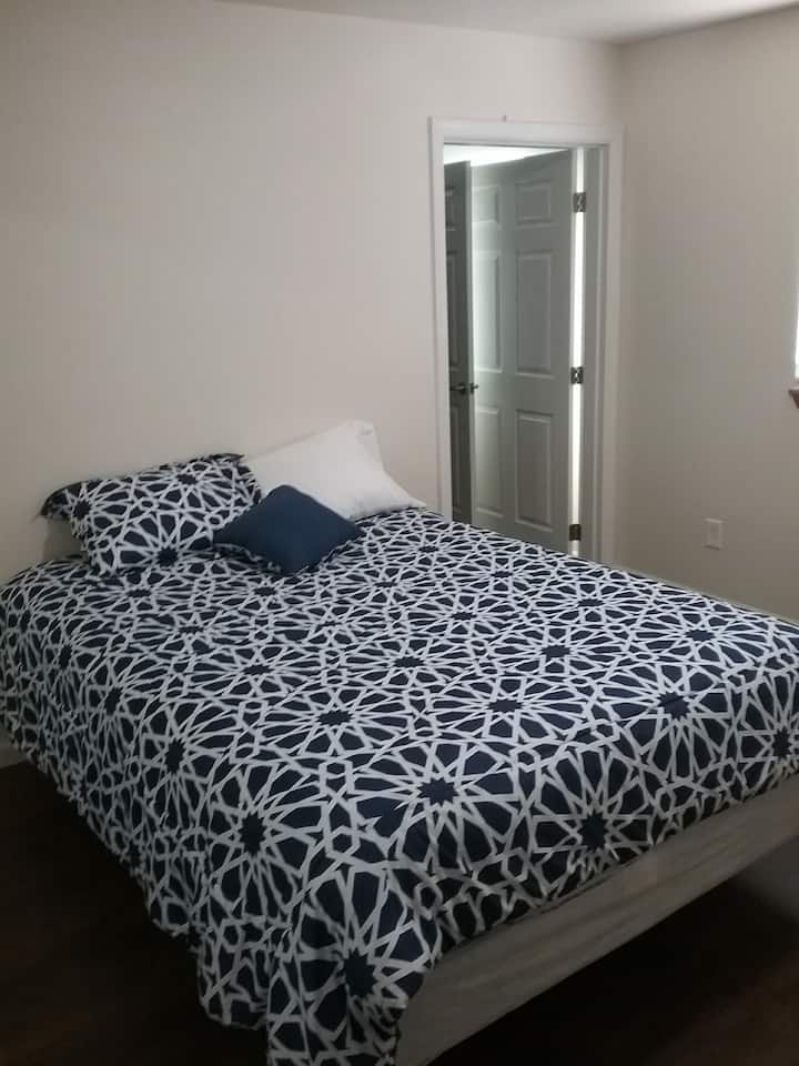 配备42英寸电视和遮阳卫生间的标准双人床 