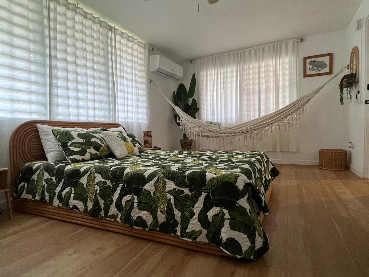Coqui Room-
Master Bedroom: Queen-size mattress, a hammock, AC, and it’s own bathroom. 