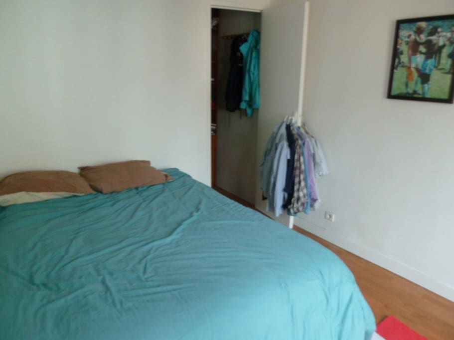 Chambre avec un grand lit