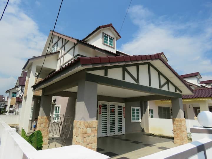 Sitiawan - 3 Storey Semi-D Homestay (16 pax)