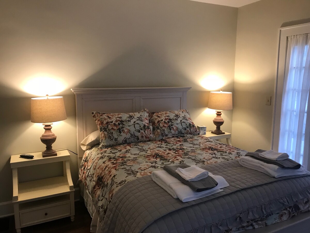 El dormitorio principal con hermosa cama tamaño queen...